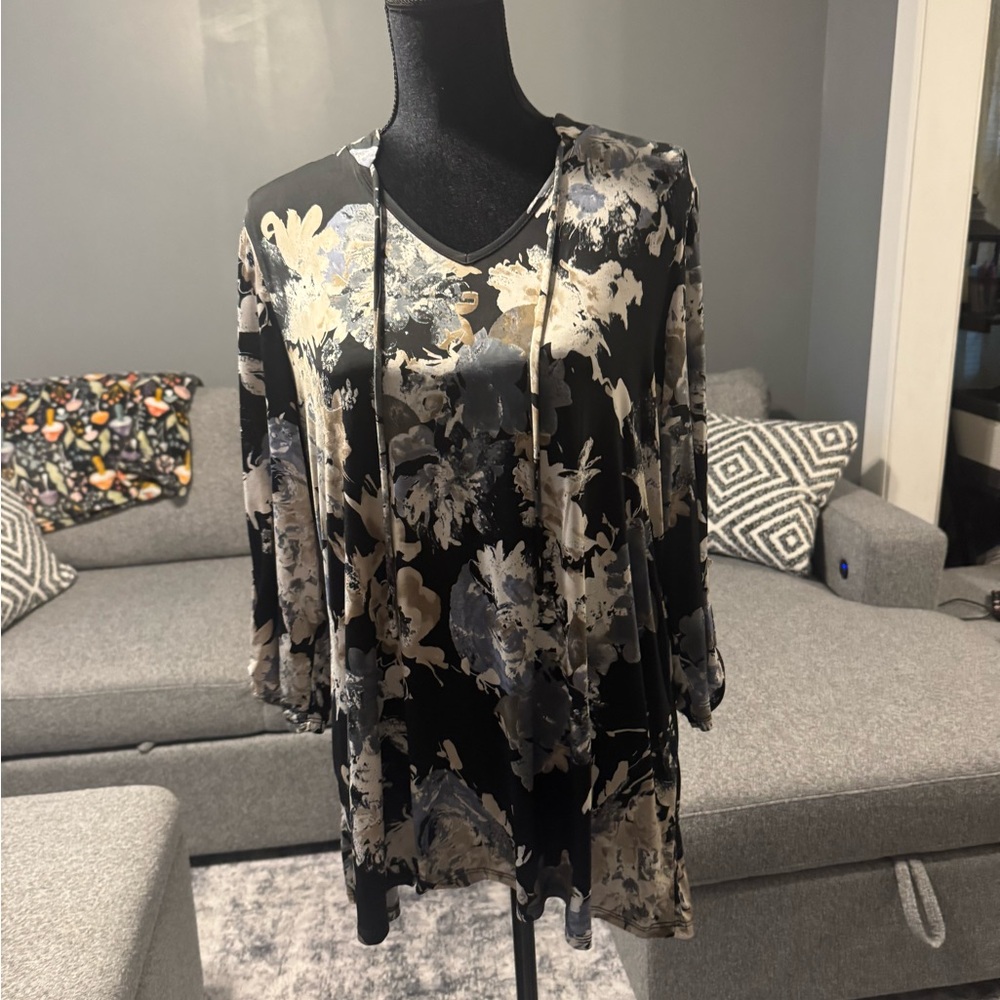 Honeyme Elegant Black and Cream Floral Blouse